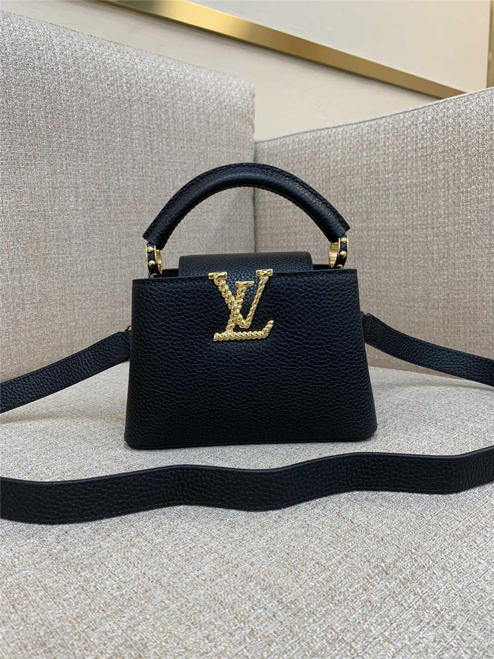 Louis Vuitton M24673 Capucines size:21 x 14 x 8cm 2025 new 